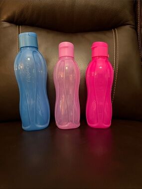 Tupperware water bottles / flip top containers (3)